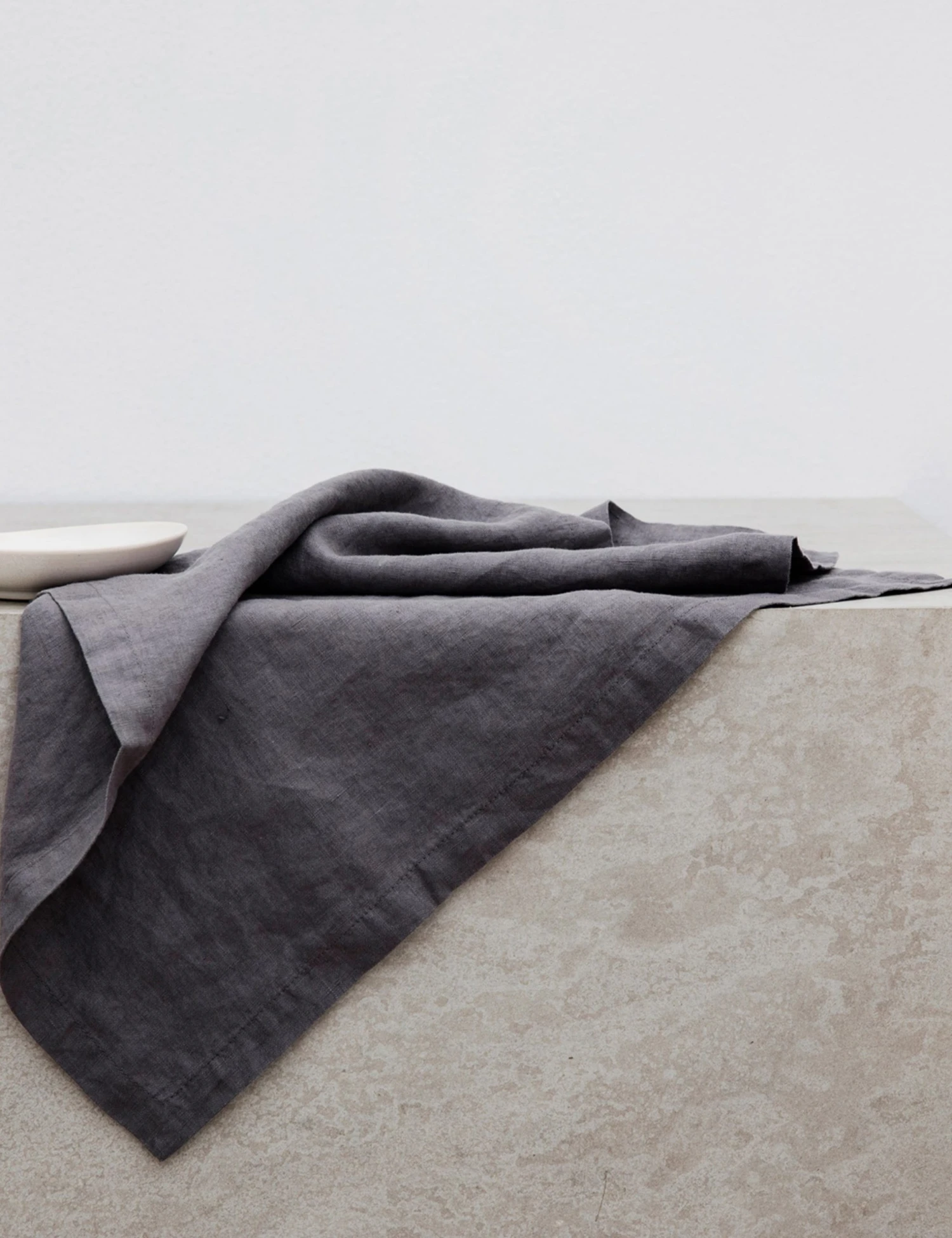 cultiver-linen-table-napkins-set-of-4-charcoal-gray_1.jpg Lulu And Georgia Cultiver Linen Table Napkins (Set Of 4) Artful Proportions Collection